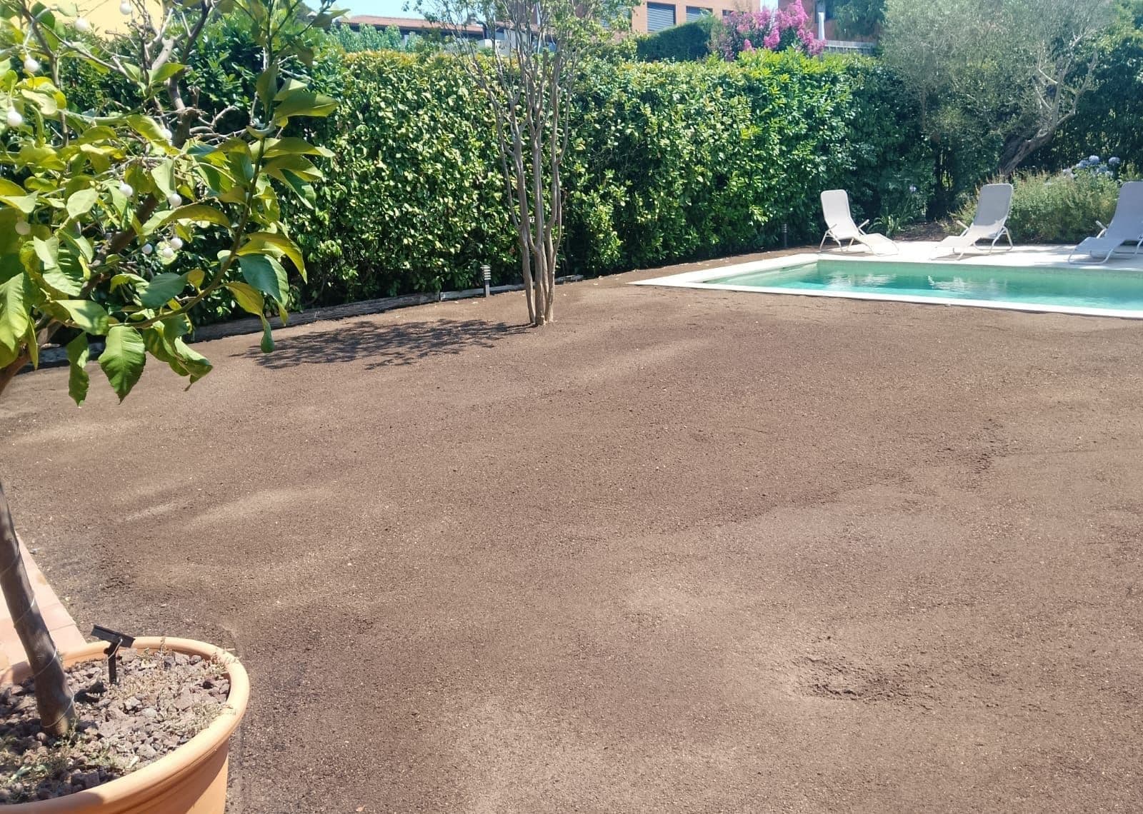 Jardín con tierra antes de instalar el césped